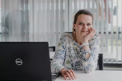 Mitarbeiter nutzt Zeiterfassungssoftware