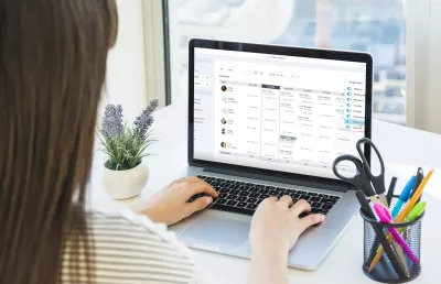 Mitarbeiter arbeitet hinter dem Computer in MyProTime