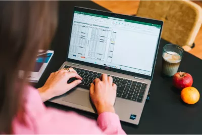 Personne travaillant sur un planning du personnel dans un tableur Excel sur un ordinateur portable