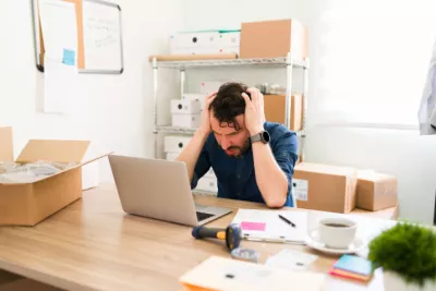 Homme stressé devant son ordinateur à cause du planning du personnel dans un bureau d’entreprise