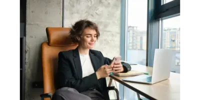 Comercial gestionando su jornada laboral desde el móvil con software de RRHH, solución digital para control horario y movilidad en el sector comercial